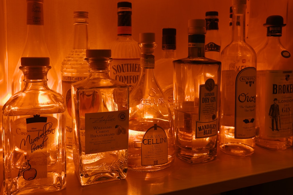 Alkohole mocne na stole.